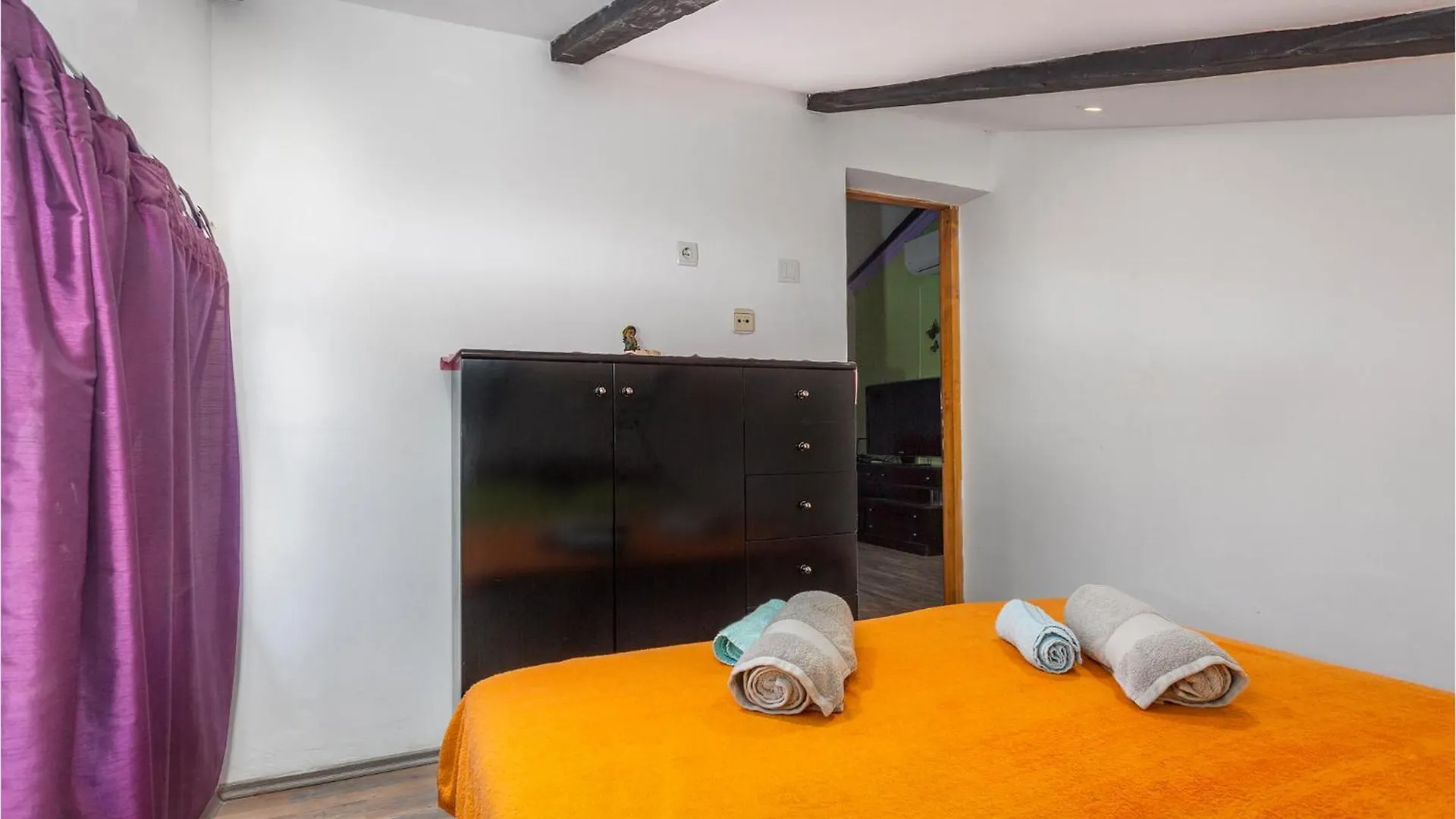 2 Bedroom Amazing Apartment In 니바이스